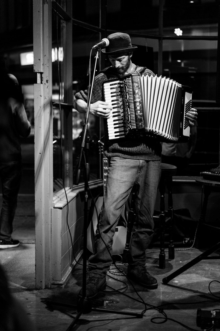 2017-09-28 - Seb hosts Open Mic at Heroes-037